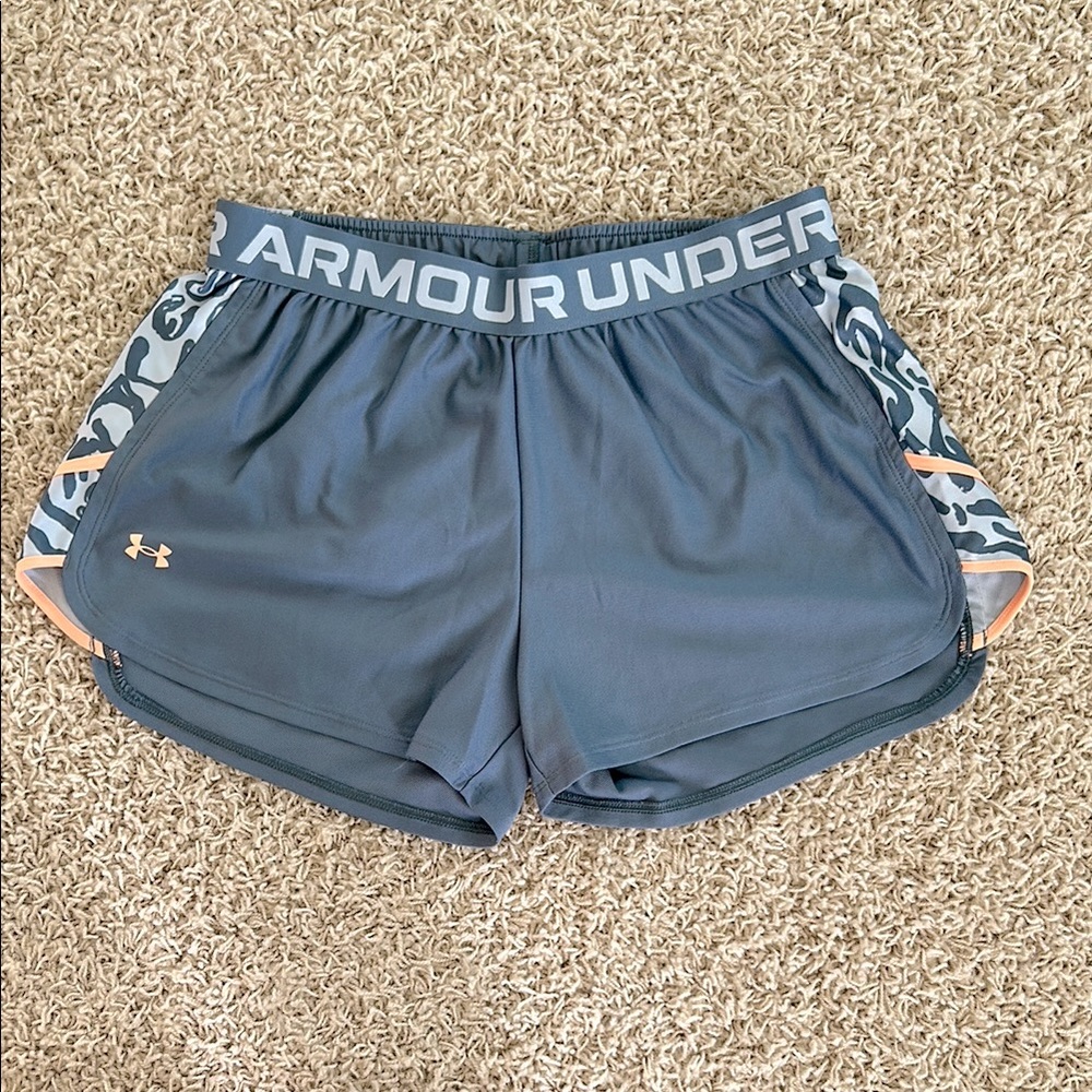 NWOT Under Armour Women’s Medium Bluish Gray Patterned Shorts